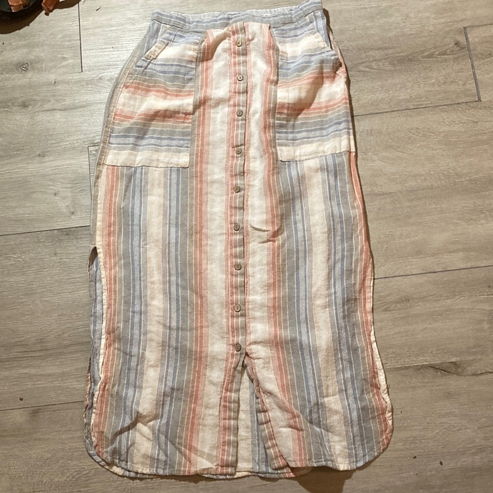 Long calf skirt with pockets and slits on both sides of the skirt